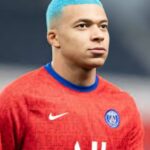 Mbappé cheveux rose