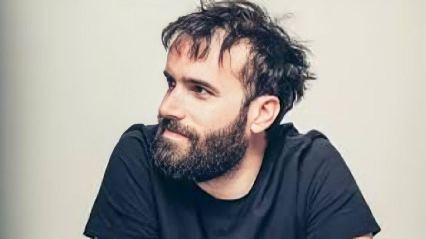 Aymeric Lompret: Parcours, Humour et Succès d’un Humoriste Français Unique